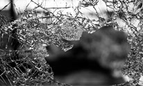 Разбитое стекло в автомобиле в Калининграде
